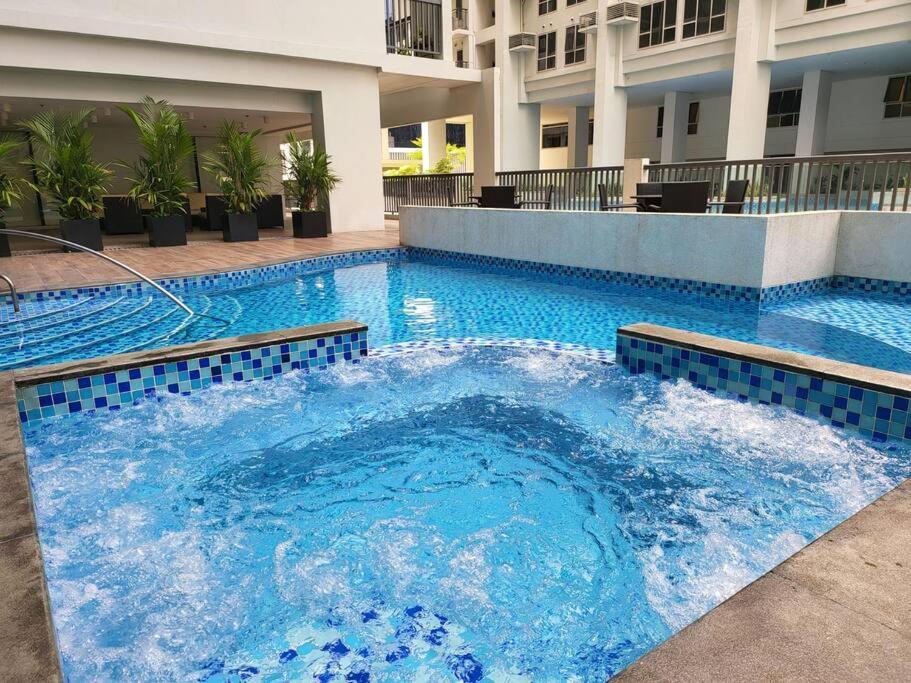 Luxury @ Bgc Sleeps 6 Comfortably Fast Wifi Pool! Manila Exterior foto
